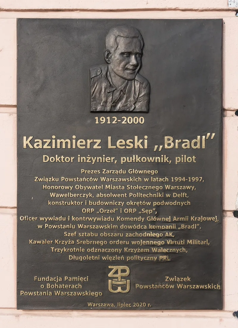Tablica pamiątkowa Kazimierza Leskiego przy wejściu do siedziby Związku