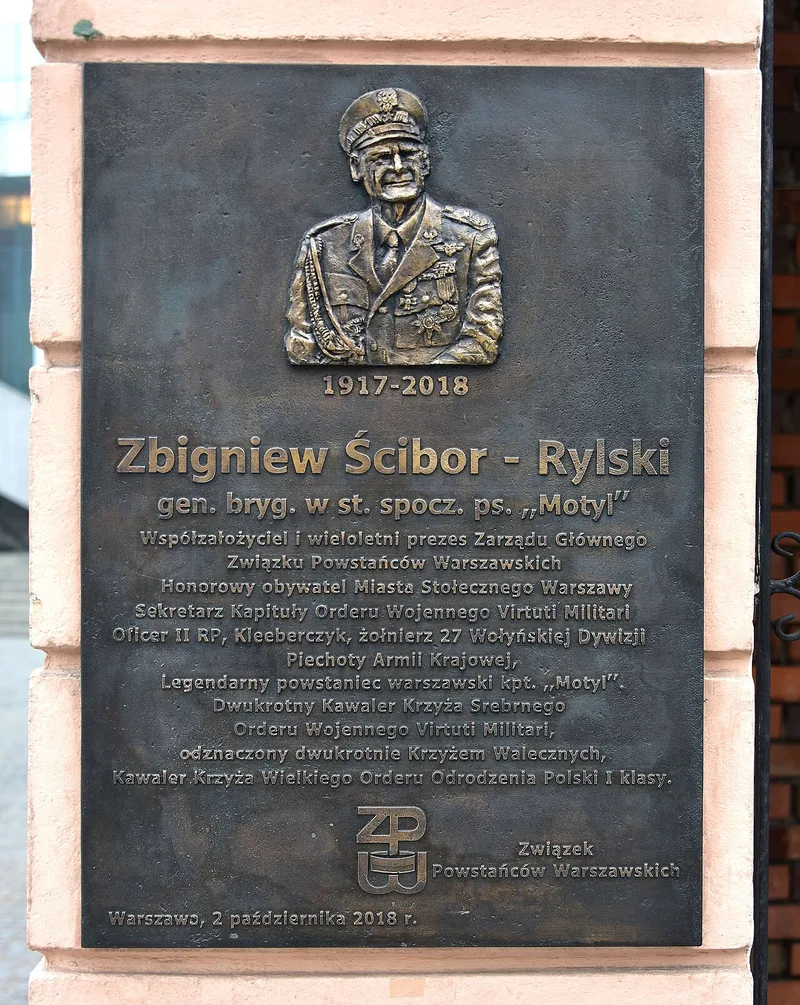 Tablica pamiątkowa generała Zbigniewa Ścibor-Rylskiego przy wejściu do siedziby Związku