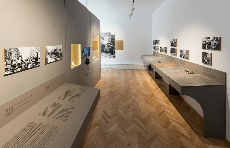Sala wystawowa z wielkoformatowymi zdjęciami z Powstania Warszawskiego na ścianach