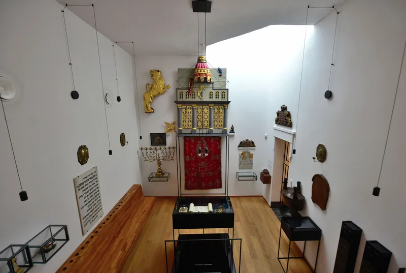 Odtworzone wnętrze synagogi 'Bejt tfila - Dom modlitwy' w Żydowskim Instytucie Historycznym