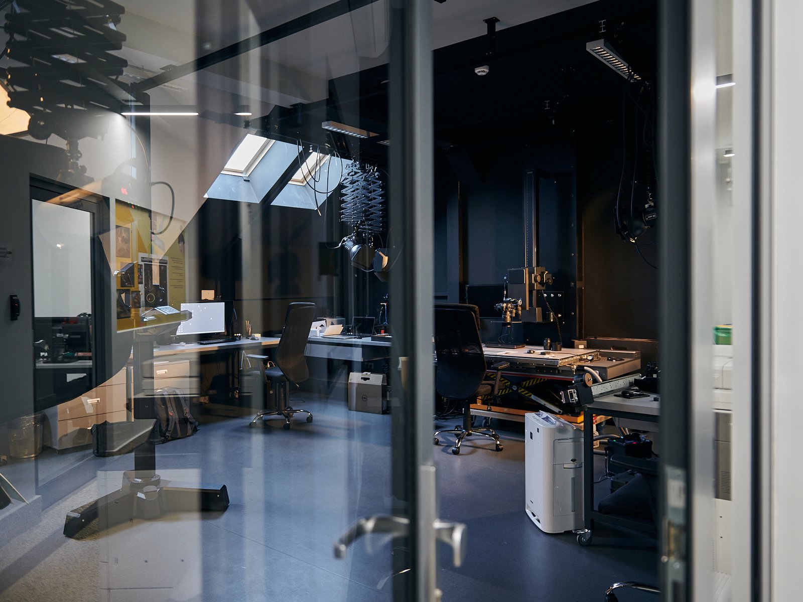 Pracownia digitalizacji Muzeum Fotografii przy ulicy Józefitów w Krakowie widziana przez szklaną ścianę